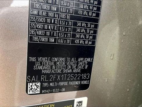 New 2026 Land Rover Discovery Dynamic SE image 8