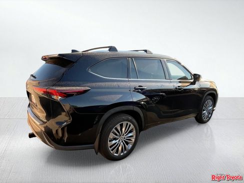 Certified 2024 Toyota Highlander Platinum FWD image 4