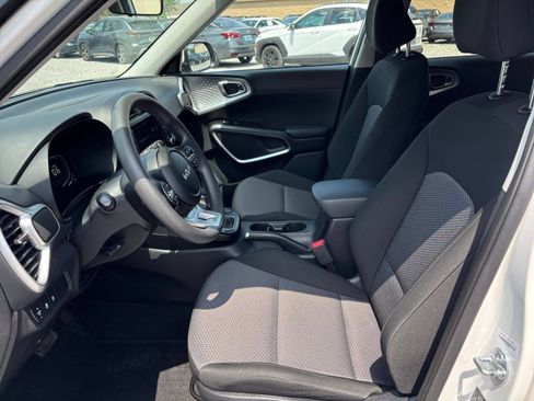 Used 2025 Kia Soul LX w/ LX Technology Package FWD image 25