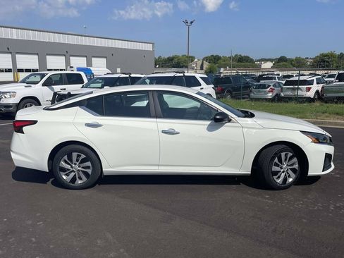 Used 2025 Nissan Altima 2.5 S FWD image 2