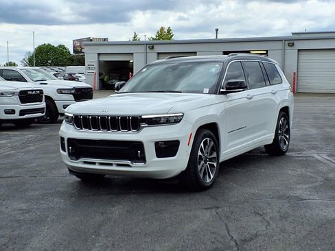Used 2022 Jeep Grand Cherokee L Overland w/ Luxury Tech Group IV AWD/4WD image 2