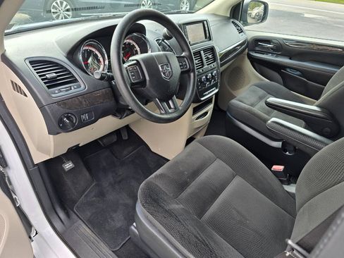 Used 2018 Dodge Grand Caravan SE w/ UConnect Hands-Free Group FWD image 12