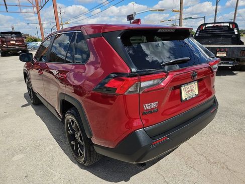 Used 2022 Toyota RAV4 LE FWD image 5
