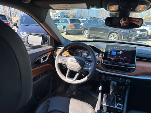 Used 2025 Jeep Compass Limited image 30