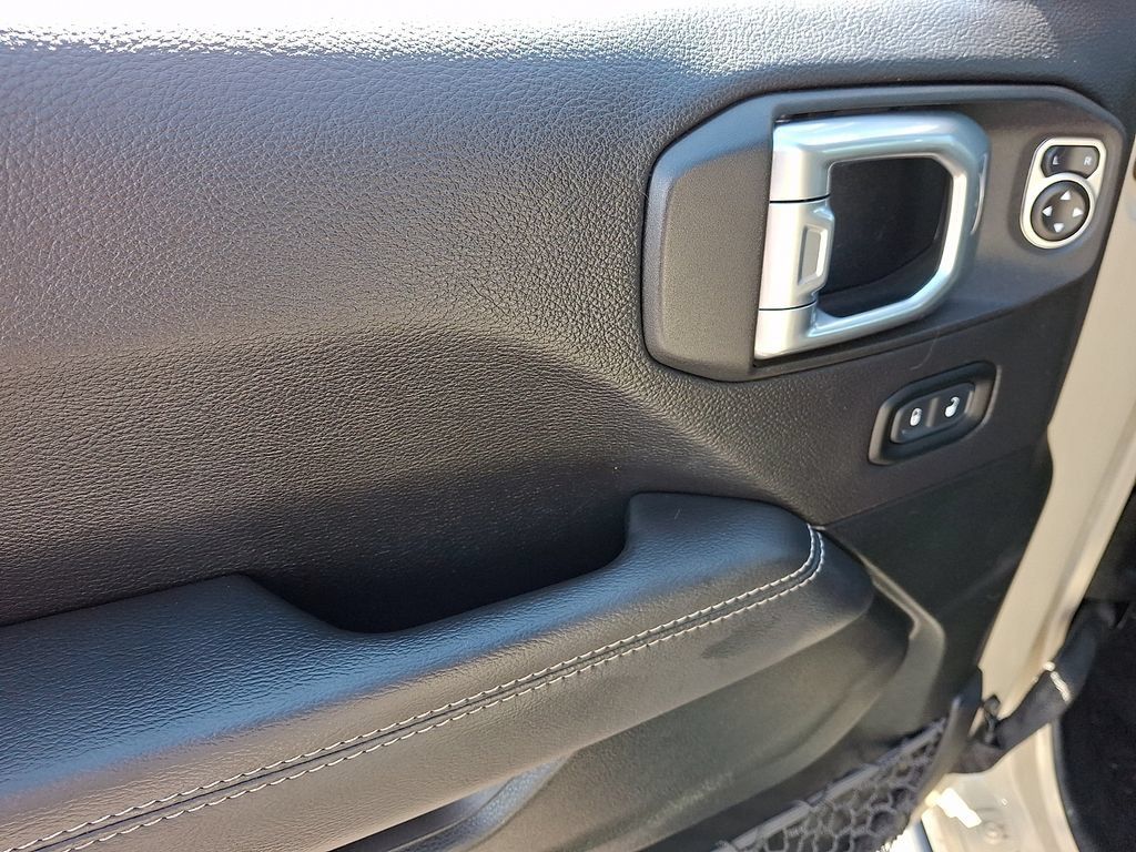Used 2020 Jeep Gladiator Overland AWD/4WD image 13