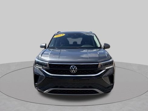 Used 2023 Volkswagen Taos SE FWD image 2