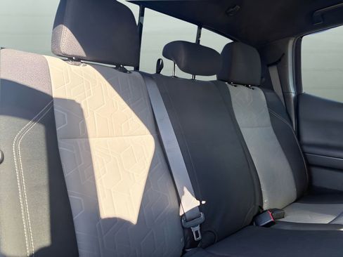 Used 2022 Toyota Tacoma TRD Off-Road image 17