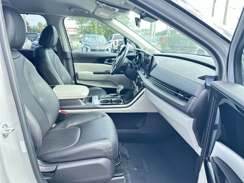 Used 2024 Kia Carnival EX FWD image 17