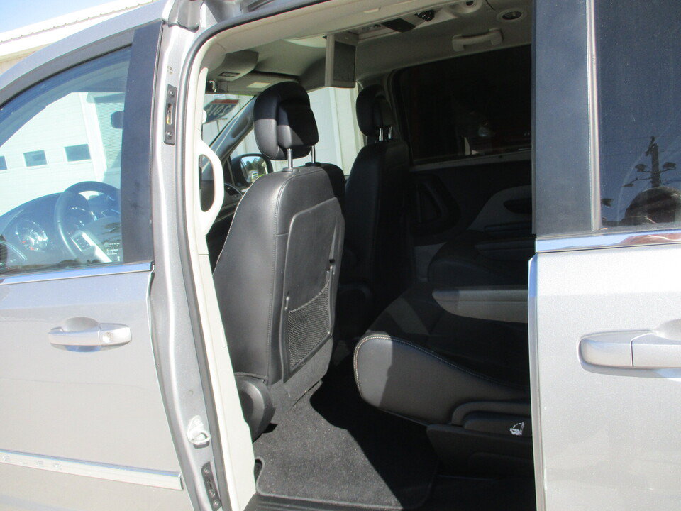 Used 2015 Chrysler Town & Country Touring FWD image 8