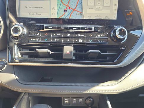 Certified 2022 Toyota Highlander Platinum image 28