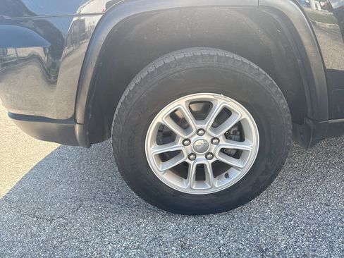 Used 2019 Jeep Grand Cherokee Laredo image 16