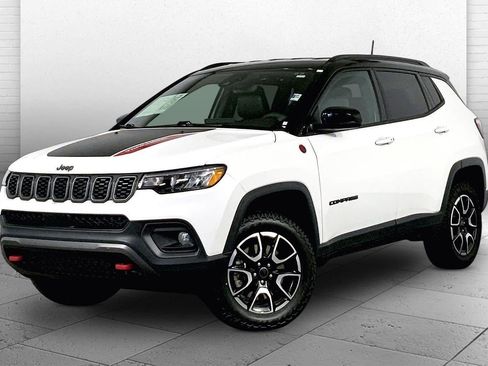 Used 2025 Jeep Compass Trailhawk AWD/4WD image 12