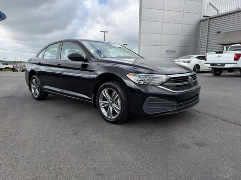 Used 2024 Volkswagen Jetta SE FWD image 2