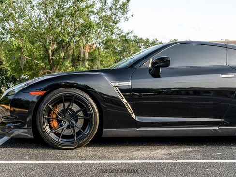 Used 2010 Nissan GT-R Premium AWD/4WD image 2
