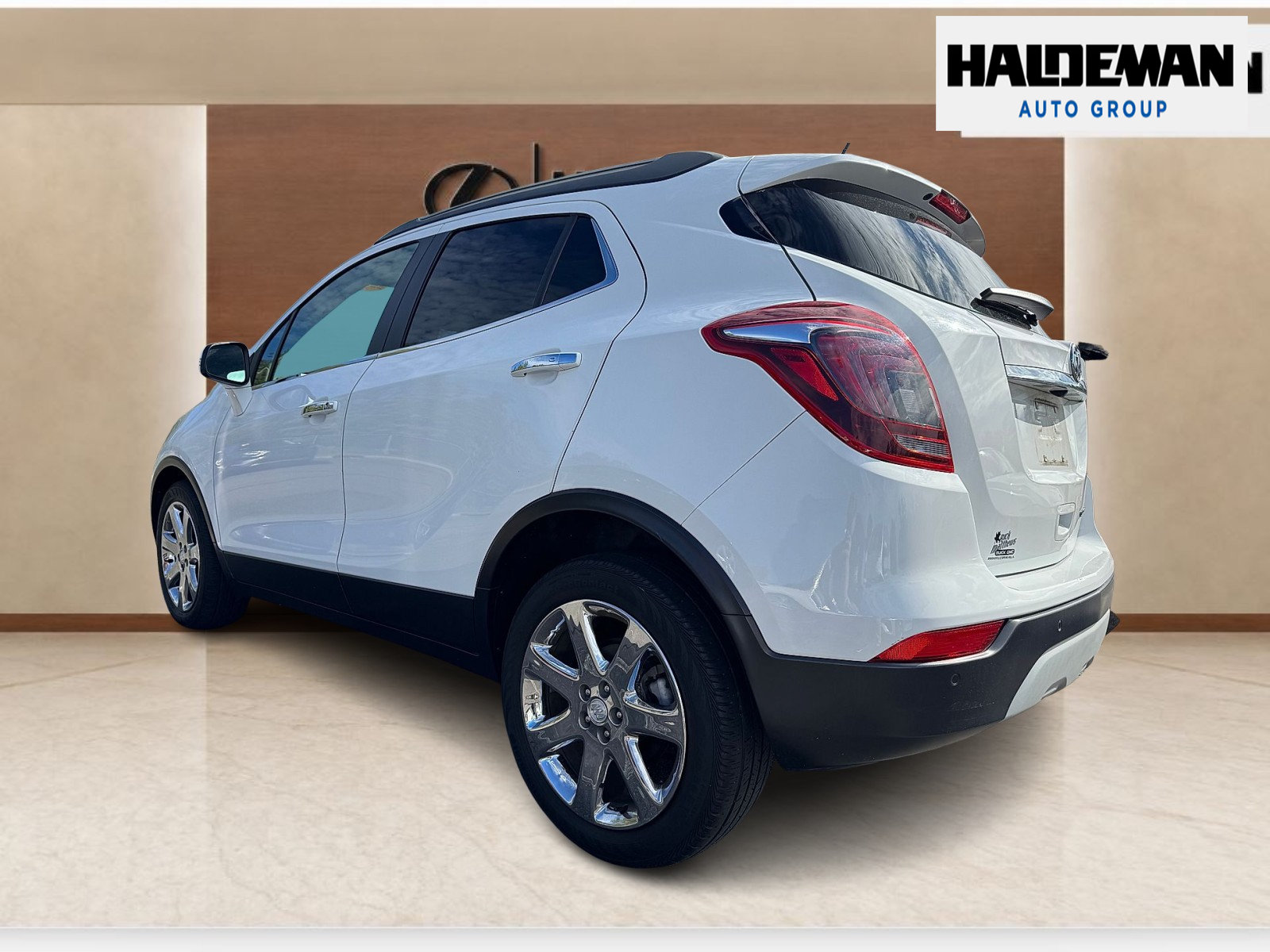 Used 2019 Buick Encore Essence w/ Experience Buick Package FWD image 3