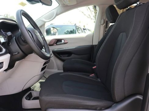 Used 2023 Chrysler Voyager LX FWD image 9