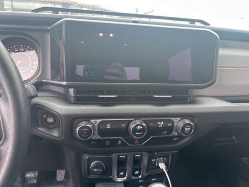 Used 2025 Jeep Wrangler Sport image 17