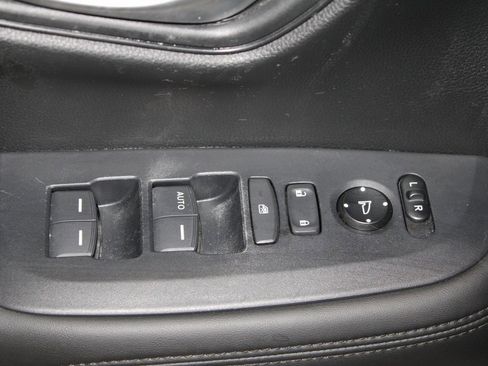 Used 2023 Honda HR-V LX image 9