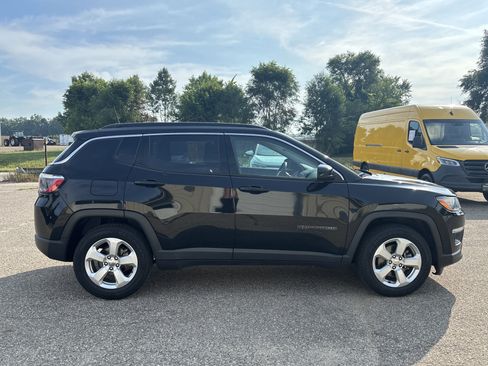 Used 2021 Jeep Compass Latitude FWD image 3