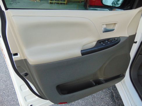 Used 2016 Toyota Sienna LE image 22