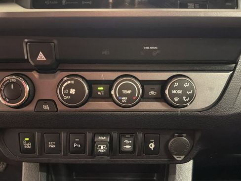 Used 2019 Toyota Tacoma TRD Off-Road w/ Technology Package AWD/4WD image 18