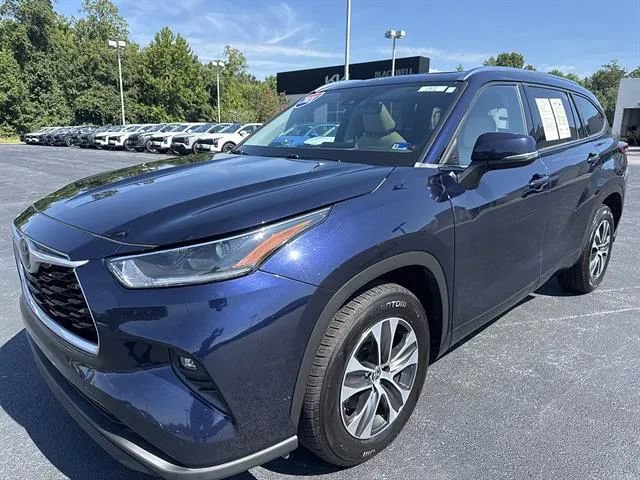 Used 2021 Toyota Highlander XLE FWD image 3