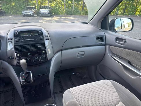 Used 2010 Toyota Sienna FWD image 16
