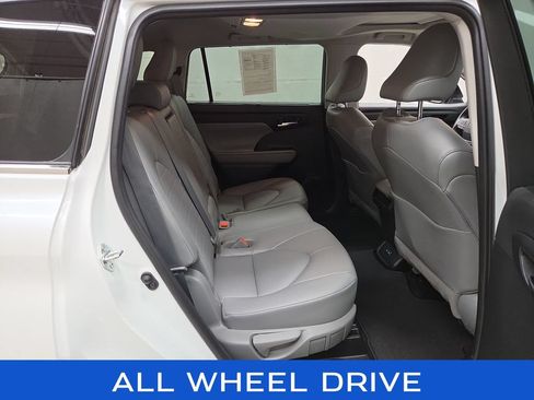 Used 2022 Toyota Highlander XLE AWD/4WD image 11
