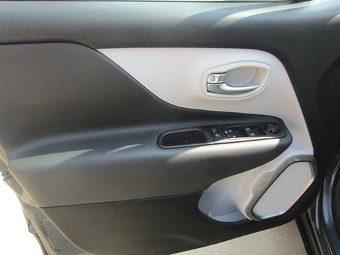 Used 2022 Jeep Renegade Limited image 10