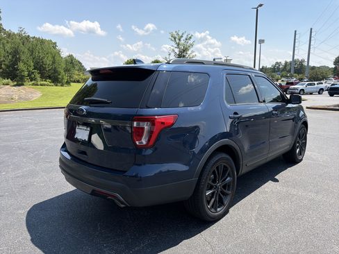 Used 2017 Ford Explorer XLT w/ Equipment Group 202A FWD image 5
