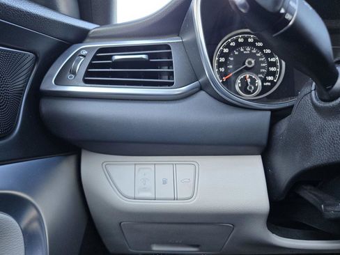 Used 2023 Genesis G70 2.0T image 23