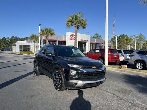 Used 2023 Chevrolet TrailBlazer LT w/ Convenience Package FWD image 2