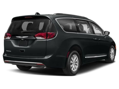 Used 2019 Chrysler Pacifica Touring Plus w/ Cold Weather Group FWD image 4