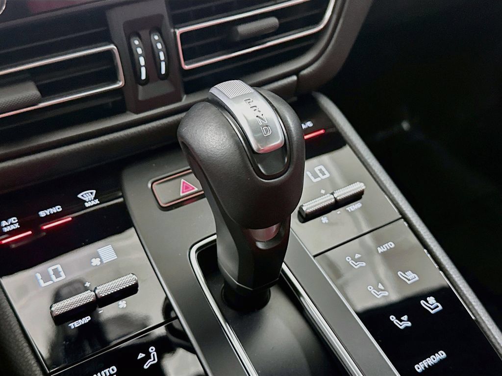 Used 2026 Porsche Macan AWD/4WD image 18