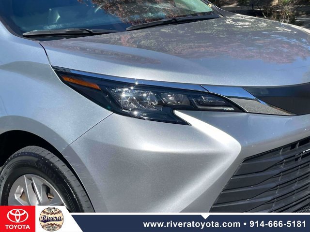 Certified 2024 Toyota Sienna LE AWD/4WD image 11