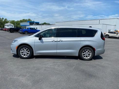 Used 2024 Chrysler Pacifica Touring-L FWD image 21
