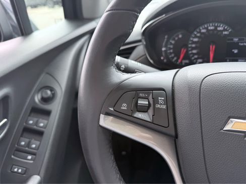 Used 2022 Chevrolet Trax LT w/ LT Convenience Package image 18