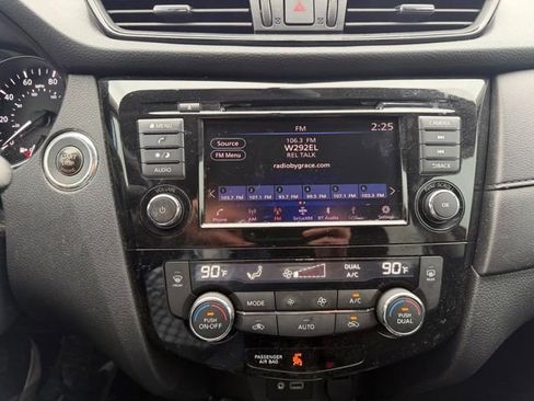Used 2018 Nissan Rogue SV FWD image 12