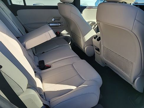 Used 2025 Mercedes-Benz GLB 250 4MATIC image 12