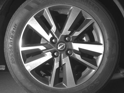 Used 2025 Nissan Versa SV FWD image 13