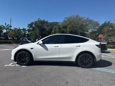 Used 2024 Tesla Model Y Long Range image 9