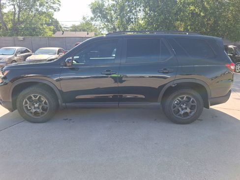 Used 2025 Honda Pilot TrailSport image 3