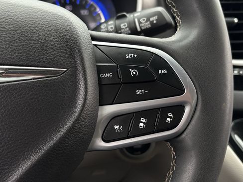 Used 2024 Chrysler Pacifica Touring-L FWD image 17