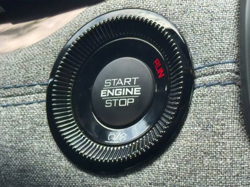 Used 2025 Jeep Compass Latitude image 32