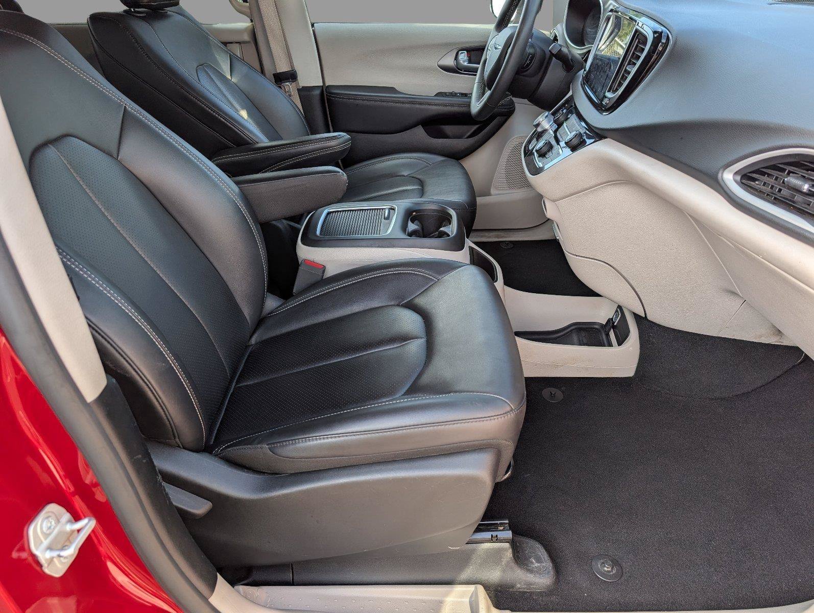 Used 2024 Chrysler Pacifica Touring-L FWD image 38