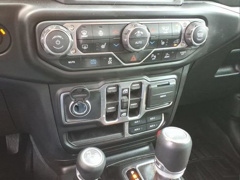 Used 2022 Jeep Wrangler Unlimited Sahara AWD/4WD image 20