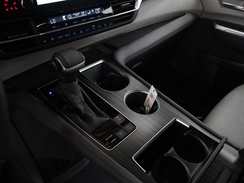 Used 2024 Toyota Sienna Limited image 26