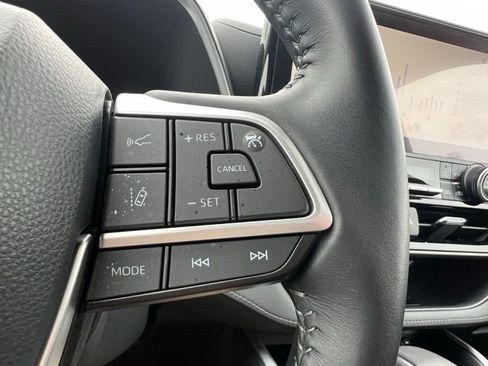 Used 2023 Toyota Highlander XLE AWD/4WD image 27