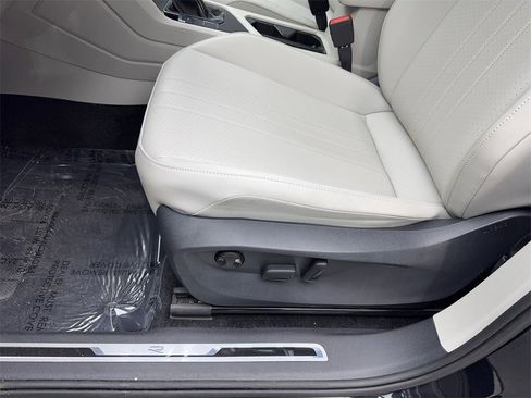 Used 2024 Volkswagen Tiguan SE R-Line image 25