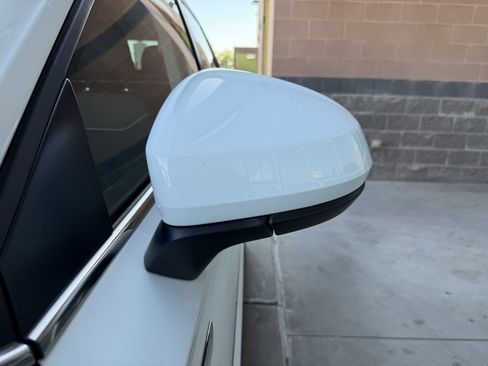 Used 2024 Volkswagen Taos SE w/ Panoramic Sunroof Package image 12